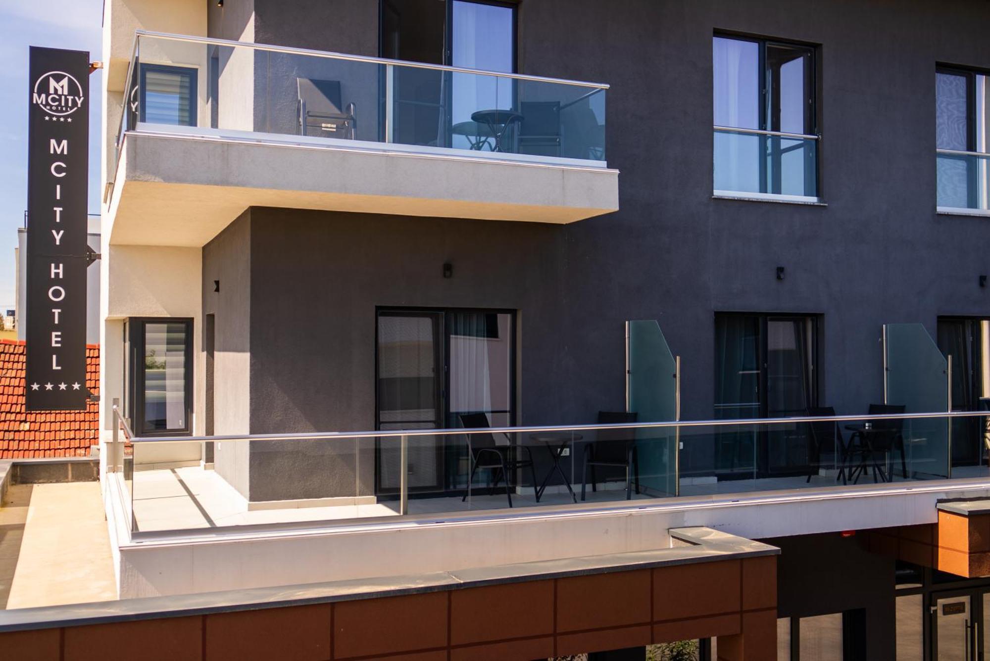 M City Aparthotel Arad Exterior photo